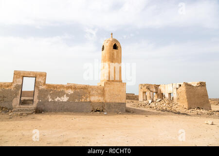 Rovinato antica madreperlante araba e la cittadina di pescatori Al Jumail, in Qatar. Il deserto a Costa del Golfo Persico. Abbandonato moschea con minareto. Villa deserta Foto Stock