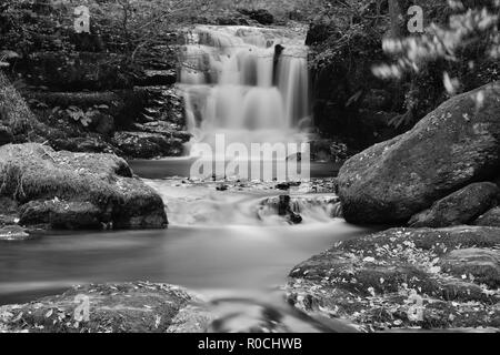 Lunga esposizione della grande cascata a Watersmeet in Devon Foto Stock