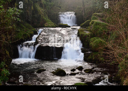 Lunga esposizione della grande cascata a Watersmeet in Devon Foto Stock