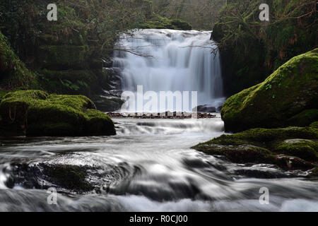 Lunga esposizione della grande cascata a Watersmeet in Devon Foto Stock