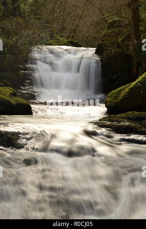 Lunga esposizione della grande cascata a Watersmeet in Devon Foto Stock