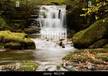 Lunga esposizione della grande cascata a Watersmeet in Devon Foto Stock