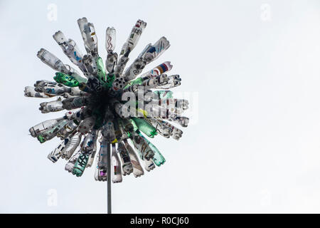 Illustrazioni utilizzando bottiglie riciclate al di fuori della città di Westminster School nel centro di Londra Foto Stock