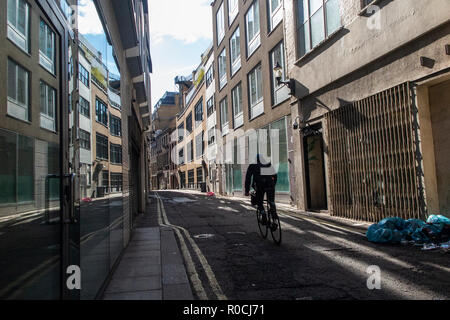 Un dispatch rider cicli passato proprietà non sviluppata in Soho Foto Stock