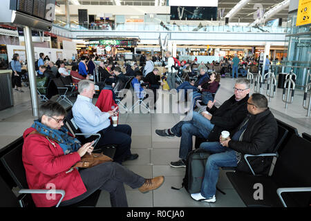 Dall'Aeroporto Londra Heathrow Terminal 5 passeggeri in attesa della partenza lounge 2018 Foto Stock