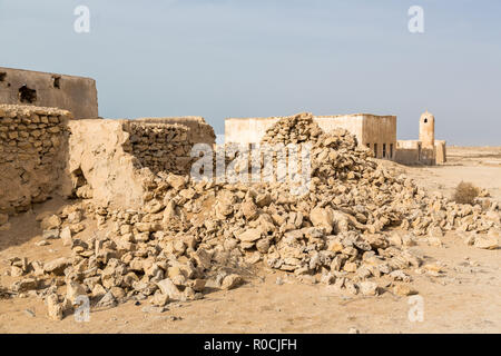 Rovinato antica madreperlante araba e la cittadina di pescatori Al Jumail, in Qatar. Il deserto a Costa del Golfo Persico. Abbandonato moschea con minareto. Foto Stock