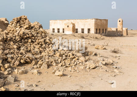 Rovinato antica madreperlante araba e la cittadina di pescatori Al Jumail, in Qatar. Il deserto a Costa del Golfo Persico. Abbandonato moschea con minareto. Villa deserta Foto Stock