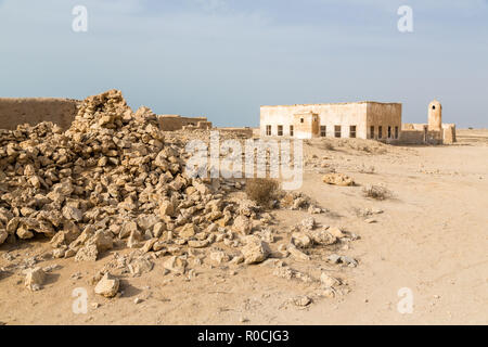 Rovinato antica madreperlante araba e la cittadina di pescatori Al Jumail, in Qatar. Il deserto a Costa del Golfo Persico. Abbandonato moschea con minareto. Foto Stock