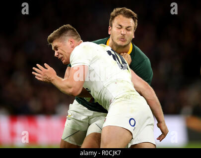 L'Inghilterra del Owen Farrell affronta il problema del Sudafrica Andre Esterhuizen durante l'autunno partita internazionale a Twickenham Stadium di Londra. Foto Stock