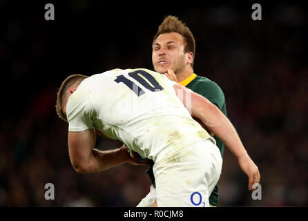 L'Inghilterra del Owen Farrell affronta il problema del Sudafrica Andre Esterhuizen durante l'autunno partita internazionale a Twickenham Stadium di Londra. Foto Stock