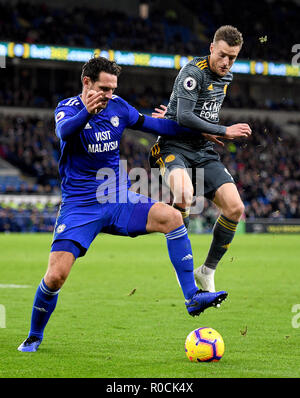 Cardiff City's Sean Morrison (sinistra) e Leicester City's Jamie Vardy (destra) battaglia per la palla durante il match di Premier League al Cardiff City Stadium di Cardiff. Foto Stock