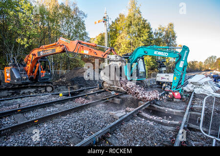 Ferrovia lavoratori edili la costruzione di una nuova piattaforma in stazione Foto Stock