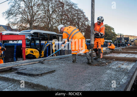 Ferrovia lavoratori edili la costruzione di una nuova piattaforma in stazione Foto Stock