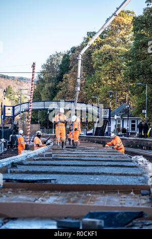 Ferrovia lavoratori edili la costruzione di una nuova piattaforma in stazione Foto Stock