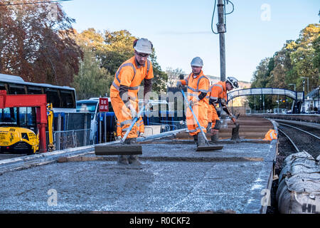 Ferrovia lavoratori edili la costruzione di una nuova piattaforma in stazione Foto Stock