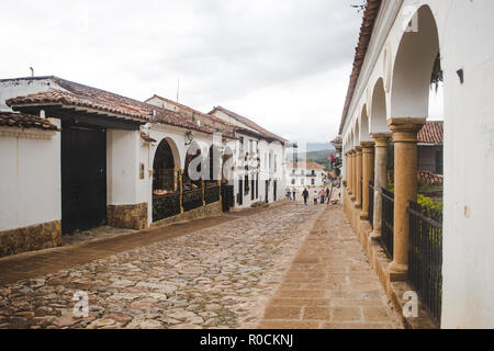 Strade Coloniali di Villa de Leyva, famoso per la sua bellezza come un giorno di viaggio per i turisti di Bogotá, Colombia Foto Stock