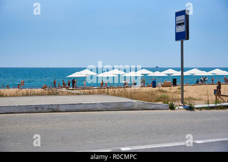 Patricia, Crimea / Russia - Luglio 04, 2018.Fermata Bus con un segno sulla spiaggia del mare. Foto Stock