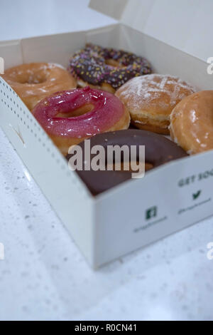 Ciambelle Krispy Kreme in una scatola Foto Stock