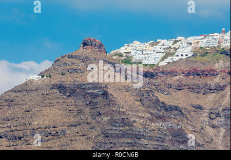 Santorini - le scogliere di calera con il Imerovigli Skaros e. Foto Stock