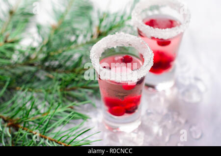 Cocktail a base di mirtillo palustre con ghiaccio su sfondo bianco, bevanda rinfrescante Foto Stock