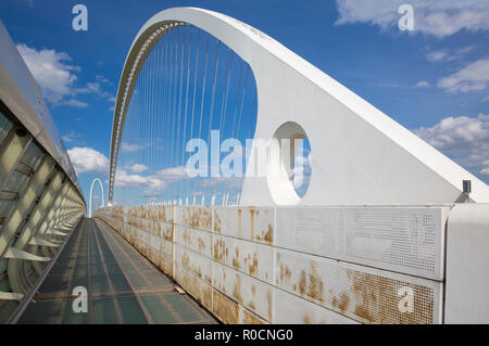 Reggio Emilia - moderno ponte arcuato dell'architetto Santiago Calatrava Foto Stock
