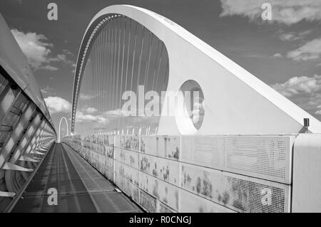 Reggio Emilia - moderno ponte arcuato dell'architetto Santiago Calatrava Foto Stock