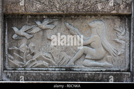 Bassorilievo in pietra che mostra pannello cinese tradizionale scena. Donna rilasciando le colombe. Foto Stock