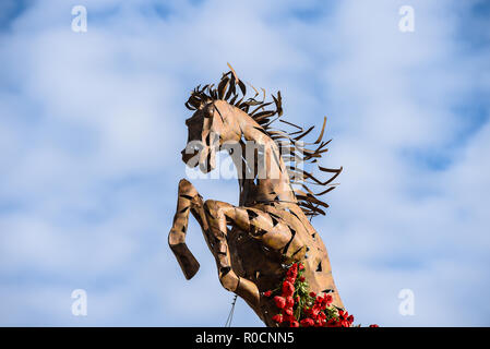 Ricordo il giorno dell'Armistizio commemorazione centenaria cavallo con papavero rosso crescendo. Roslin Beach Hotel Prima Guerra Mondiale, un grande memoriale di guerra display Foto Stock