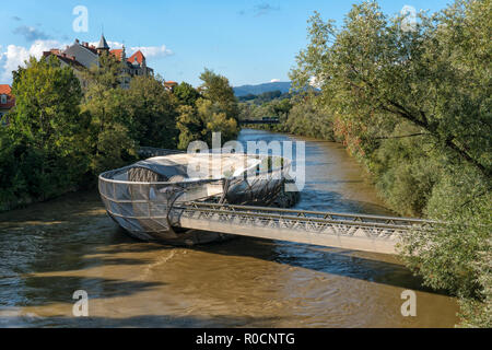 Austriaco. Graz Settembre 2018: c cafe sul fiume Mur a Graz. Foto Stock