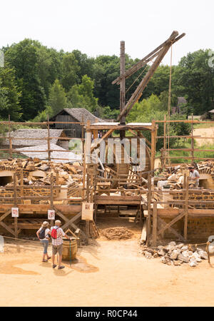 Giovane guardando un scalpellino al lavoro al castello di Guédelon, Treigny, Yonne , Borgogna, Francia Foto Stock