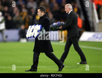 Wolverhampton Wanderers Managing Director Laurie Dalrymple (sinistra) e l'ex giocatore Steve Bull fiori laici prima della Premier League a Molineux, Wolverhampton. Foto Stock