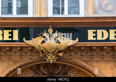 AUSTRIA.GRAZ SETTEMBRE 2018. Double HEADED EAGLE all'entrata di panetteria imperiale Edegger-Tax su Hofgasse street. Foto Stock