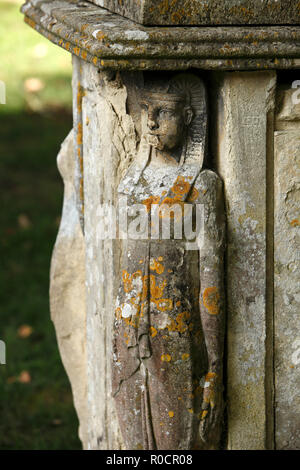 Sphinx come uno spigolo su una tomba nel cimitero di Fairford St Marys chiesa scalpellini esterna di lavoro. Foto Stock