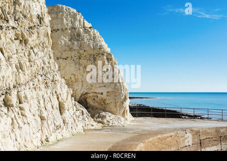 Vista di Seaford testa dal punto iniziale, East Sussex. Inghilterra, scogliere, il mare e il cielo blu, vicino a sette sorelle parco nazionale Foto Stock