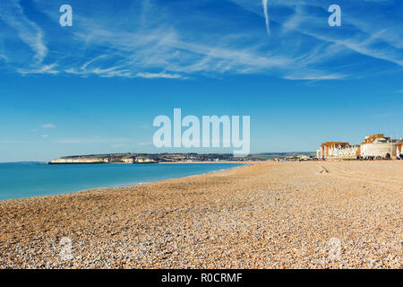 Seaford beach, East Sussex. Inghilterra, spiaggia di ciottoli e mare blu, vista di Newhaven town, il fuoco selettivo Foto Stock