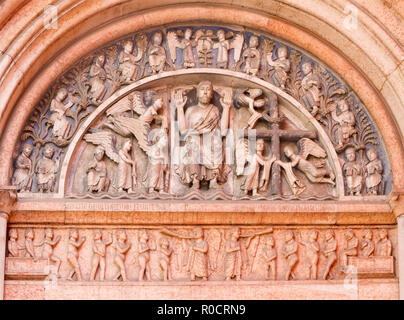 PARMA, Italia - 17 Aprile 2018: il rilievo romanico di Gesù Cristo tra gli angeli e apostoli twelv sul portale del Battistero. Foto Stock