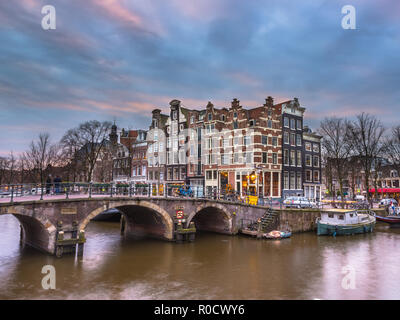 I tradizionali colorati canal case sull'angolo di brouwersgracht e Prinsengracht nel Patrimonio mondiale dell UNESCO di Amsterdam Foto Stock