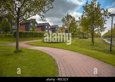 Riga della moderna le abitazioni del ceto medio su un ecologico Parco gestito con selettivo regime di falciatura Foto Stock