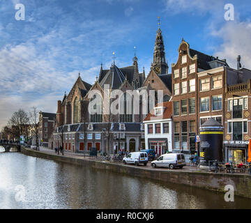 Storico di colorate case sul canale e la vecchia chiesa o Oude Kerk su Oudezijds Voorburgwal in Amsterdam Foto Stock