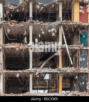 Sfondo di demolizione con pezzi di metallo e pietra sono fatiscenti dal demolito solai Foto Stock