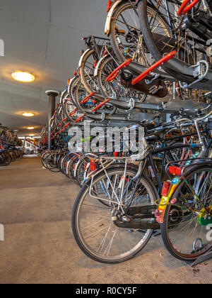 Il parcheggio per le bici a Groningen stazione centrale. La città di Groningen è stato votato ' maggior parte ciclismo accogliente città dei Paesi Bassi" per 3 anni in una r Foto Stock