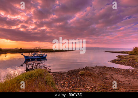 Barca da pesca in un fiume baia di aspirazione durante il colorato su sunrise Lesbo Island, Grecia Foto Stock