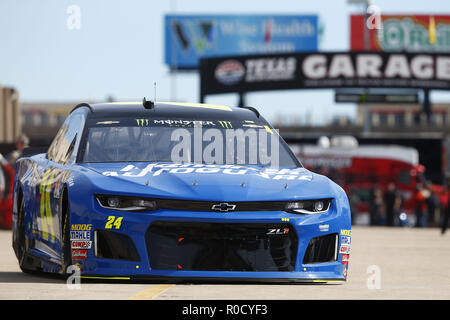 Ft. Vale la pena, Texas, Stati Uniti d'America. 2° Nov, 2018. William Byron (24) prende il via alla pratica per la AAA Texas 500 al Texas Motor Speedway in Ft. Vale la pena, Texas. Credito: Justin R. Noe Asp Inc/ASP/ZUMA filo/Alamy Live News Foto Stock