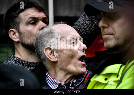 LILiverpool, UK. 3 Novembre, 2018. Polizia usa la tecnica denominata kettling ad avvolgere un gruppo di membri e simpatizzanti di estrema destra gruppo Merseyside Frontline patrioti che erano venuti in città per tenere un 'Pro Brexit British Independance Rally". Le centinaia di anti-facsist manifestanti che aveva girato fino a Moorfield Stazione Ferroviaria per soddisfare loro assicurato che il piccolo gruppo non è stato in grado di marcia attraverso la città. L'anti-fascista thern manifestanti hanno marciato attraverso la città alla Stazione di Lime Street, Liverpool su Novembre 03, 2018. Credito: Jim legno/Alamy Live News Foto Stock