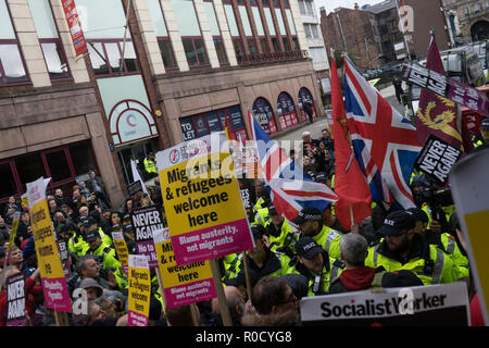 LILiverpool, UK. 3 Novembre, 2018. Polizia usa la tecnica denominata kettling ad avvolgere un gruppo di membri e simpatizzanti di estrema destra gruppo Merseyside Frontline patrioti che erano venuti in città per tenere un 'Pro Brexit British Independance Rally". Le centinaia di anti-facsist manifestanti che aveva girato fino a Moorfield Stazione Ferroviaria per soddisfare loro assicurato che il piccolo gruppo non è stato in grado di marcia attraverso la città. L'anti-fascista thern manifestanti hanno marciato attraverso la città alla Stazione di Lime Street, Liverpool su Novembre 03, 2018. Credito: Jim legno/Alamy Live News Foto Stock