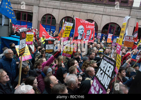 LILiverpool, UK. 3 Novembre, 2018. Polizia usa la tecnica denominata kettling ad avvolgere un gruppo di membri e simpatizzanti di estrema destra gruppo Merseyside Frontline patrioti che erano venuti in città per tenere un 'Pro Brexit British Independance Rally". Le centinaia di anti-facsist manifestanti che aveva girato fino a Moorfield Stazione Ferroviaria per soddisfare loro assicurato che il piccolo gruppo non è stato in grado di marcia attraverso la città. L'anti-fascista thern manifestanti hanno marciato attraverso la città alla Stazione di Lime Street, Liverpool su Novembre 03, 2018. Credito: Jim legno/Alamy Live News Foto Stock