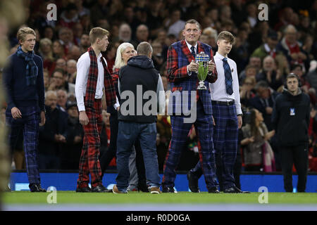 Cardiff, Regno Unito. 03 Nov, 2018. ex Scottish Rugby internazionale player Doddie Weir e la sua famiglia a piedi fuori con la Doddie Weir cup trofeo davanti a k/o. Il Galles v Scozia, sotto la corazza della serie internazionale di autunno partita di rugby al Principato Stadium di Cardiff Wales, Regno Unito sabato 3 novembre 2018. pic da Andrew Orchard/Alamy Live News nota immagine disponibile per il solo uso editoriale Foto Stock