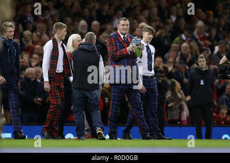 Cardiff, Regno Unito. 03 Nov, 2018. ex Scottish Rugby internazionale player Doddie Weir e la sua famiglia a piedi fuori con la Doddie Weir cup trofeo davanti a k/o. Il Galles v Scozia, sotto la corazza della serie internazionale di autunno partita di rugby al Principato Stadium di Cardiff Wales, Regno Unito sabato 3 novembre 2018. pic da Andrew Orchard/Alamy Live News nota immagine disponibile per il solo uso editoriale Foto Stock