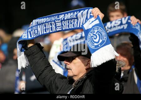 Duisburg, Deutschland. 03 Nov, 2018. firo: 03.11.2018 calcio, 2. Bundesliga, stagione 2018/2019 MSV Duisburg - SC Paderborn 07 MSV ventola con sciarpa | Utilizzo di credito in tutto il mondo: dpa/Alamy Live News Foto Stock