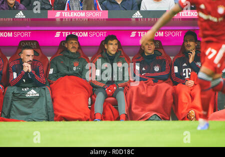 Monaco di Baviera, Germania. 3 Novembre, 2018. FC Bayern Soccer, Novembre 03, 2018 Franck Ribery, FCB 7 Sandro WAGNER, FCB 2 Leon GORETZKA, FCB 18 Thomas MUELLER, Müller, FCB 25 Mats HUMMELS, FCB 5 Sven ULREICH, FCB 26 Torwart. Banca di ricambio, giocatore Bank, riserva, Coach Bank, FC Bayern Munich - SC FREIBURG 1-1 - DFL REGOLAMENTI VIETANO QUALSIASI USO DI FOTOGRAFIE come sequenze di immagini e/o quasi-VIDEO - 1.della Lega calcio tedesca , Monaco di Baviera, Novembre 03, 2018 stagione 2018/2019, giornata 10, FCB © Peter Schatz / Alamy Live News Foto Stock